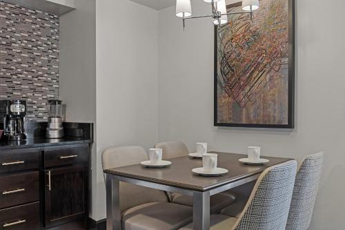One-Bedroom Suite image 8