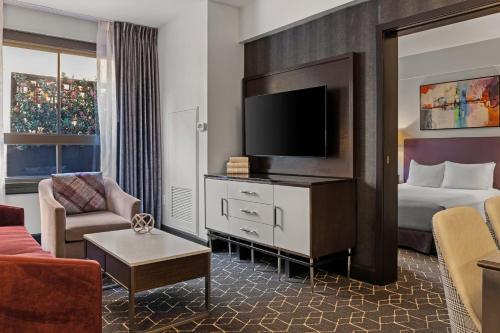 Deluxe Union Square Suites - image 11
