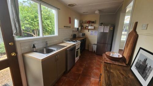 Konyha, Cosy, 1930s Country Style Cottage in Mount Barker WA in Mount Barker (Nyugat-Ausztrália)