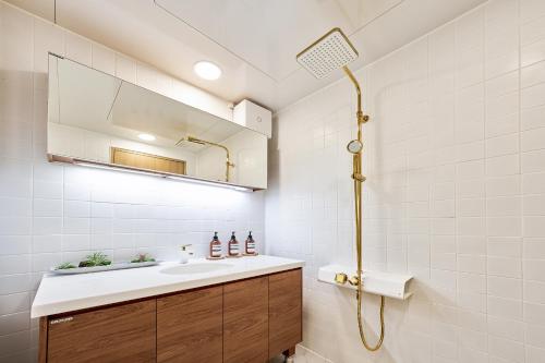 SA Tailored Service Urban Retreat Home near Metro - image 3