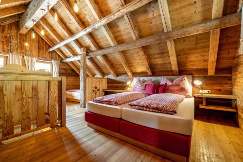 1 queen bed, 2 twin beds, 1 sofa bed
