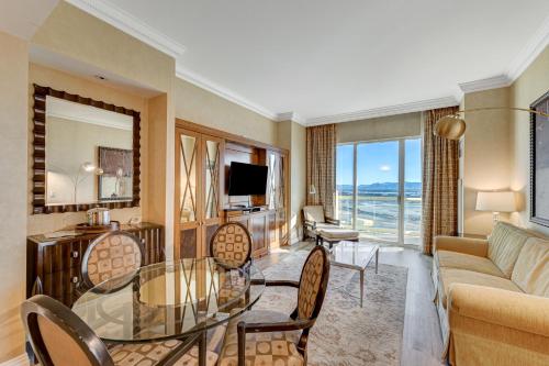 Signature MGM 1 Bedroom Penthouse Suite thumb 4