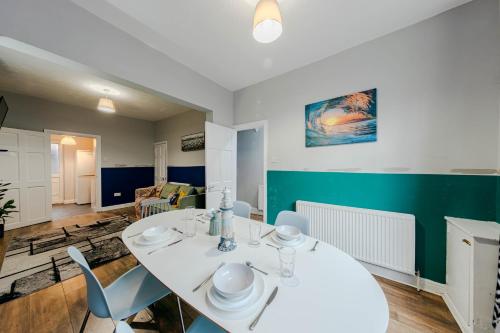 Spacious 3 Bed House by Football Stadium and attractions in Liverpool, Liverpool