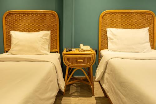2 twin beds