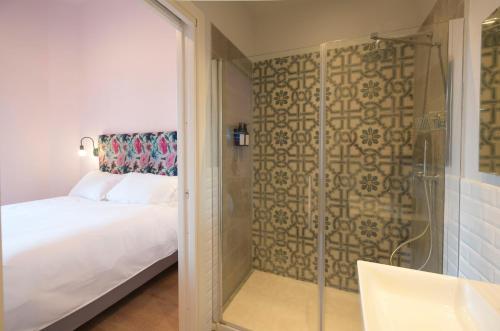 Standard Double Room image 10
