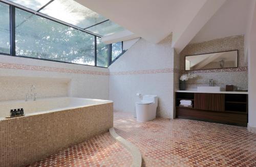 Linggan Linghai Hotel near Yu-kert