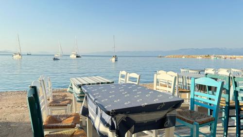 Villa OCHRA - schoner Balkon mit Meerblick in Koroni