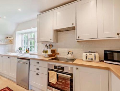 Charming 2-bed countryside retreat with fireplace and walks in Stoke Rochford