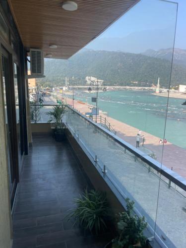 Erkély/terasz, Maayaa inn in Chauda Bigha