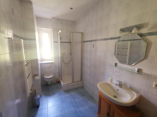 ห้องน้ำ, Ferienwohnung Bimmelbahn Blick in โอเบอร์ไวเซนทัล