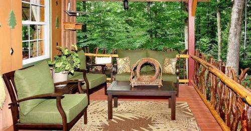 Enchanted Cottage - 1 Bedrooms, 1 Baths, Sleeps 2 cabin in Newport, USA