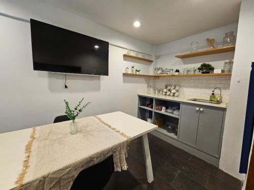 ซีน โฮสเทล แบงค็อก เดอะ ริเวอร์วอล์ค (Seen Hostel Bangkok The Riverwalk) near วัดโพธิ์