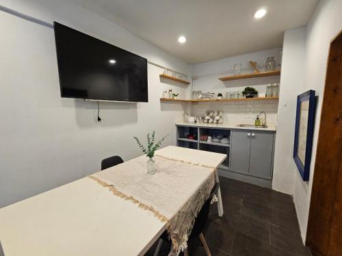 ซีน โฮสเทล แบงค็อก เดอะ ริเวอร์วอล์ค (Seen Hostel Bangkok The Riverwalk) near วัดโพธิ์