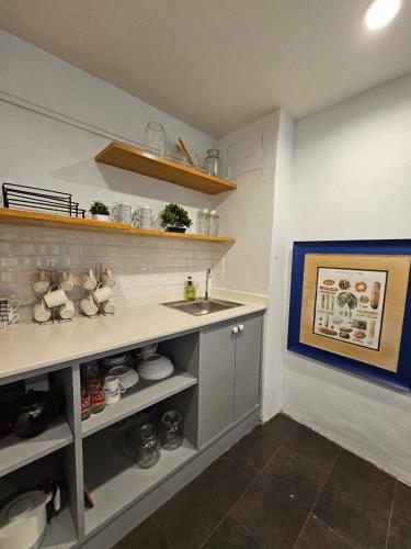 ซีน โฮสเทล แบงค็อก เดอะ ริเวอร์วอล์ค (Seen Hostel Bangkok The Riverwalk) near วัดโพธิ์