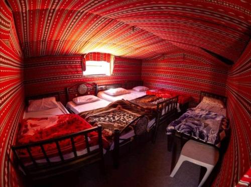 4 twin beds