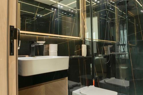 New Gateway to Luxe Living 15Mins to Barasti Beach - image 9