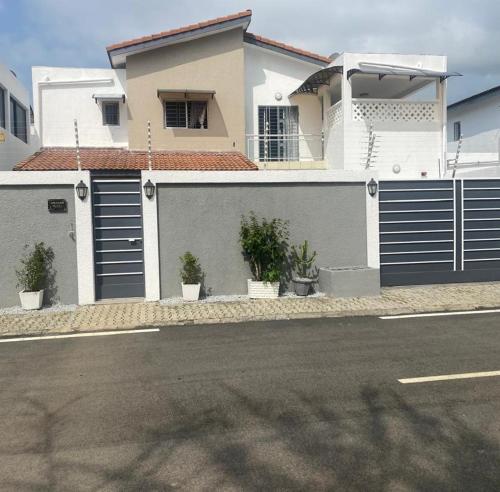 Villa Standing Duplex Bassam Modeste – khách sạn tại Grand-Bassam
