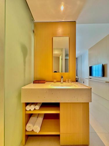 Deluxe Double or Twin Room image 7