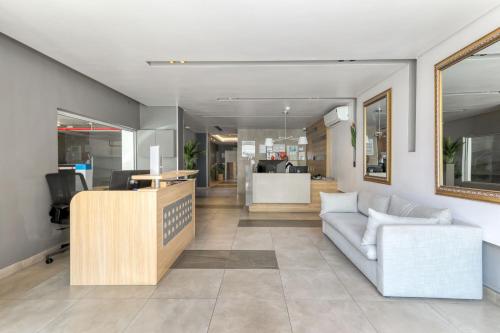 Stylish Spacious City Apartment - image 12
