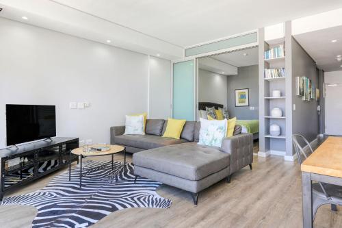 Stylish Spacious City Apartment - image 3