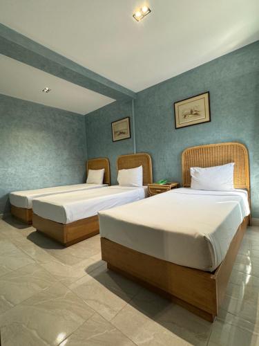 3 twin beds