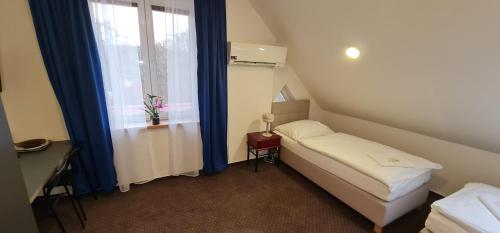 2 twin beds