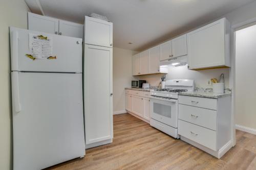 7 Mi to Nubs Nob Lakefront Abode with Fire Pit! in Petoskey, USA