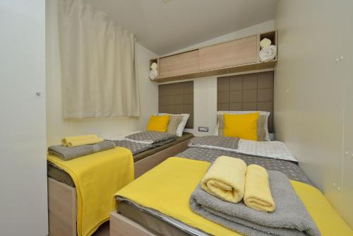2 bedrooms, 4 beds