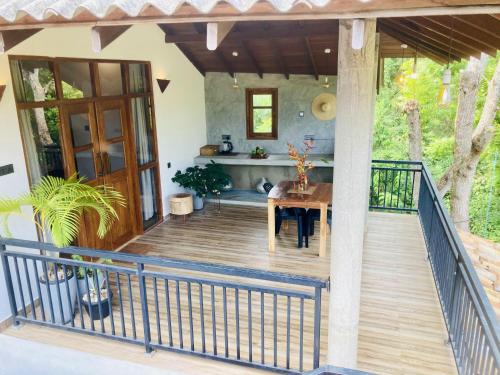 Deluxe Double Room with Balcony image 6