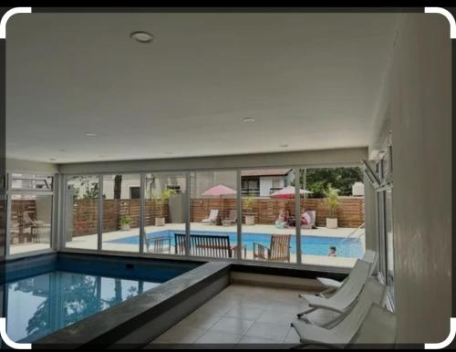 Espectacular Departamento en Complejo - image 3