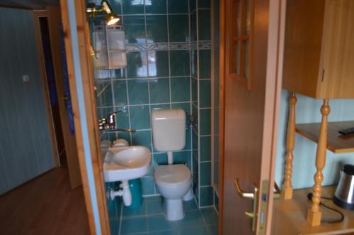 Deluxe Twin Room with Balcony image 4