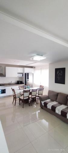 Apto 350 metros do mar com 2 garagens e ar condicionado