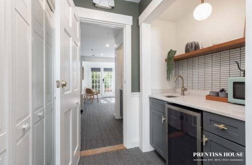 Prentiss House by Thatch in Aggasiz-Harvard