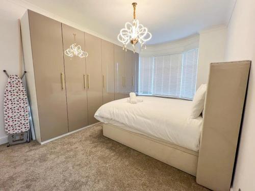 Spectacular Modern Glasgow Home Luxury King Bed, Glasgow (photo 2)