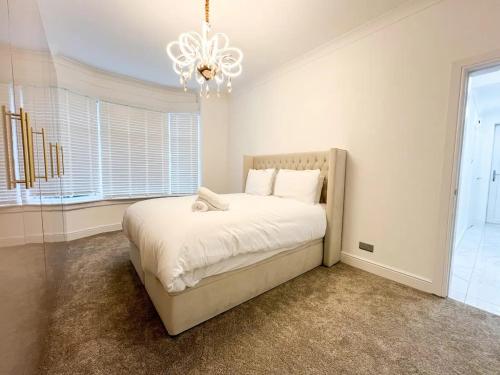 Spectacular Modern Glasgow Home Luxury King Bed, Glasgow (photo 9)