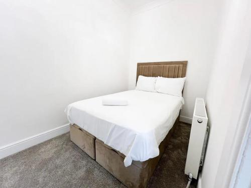 Spectacular Modern Glasgow Home Luxury King Bed, Glasgow (photo 3)