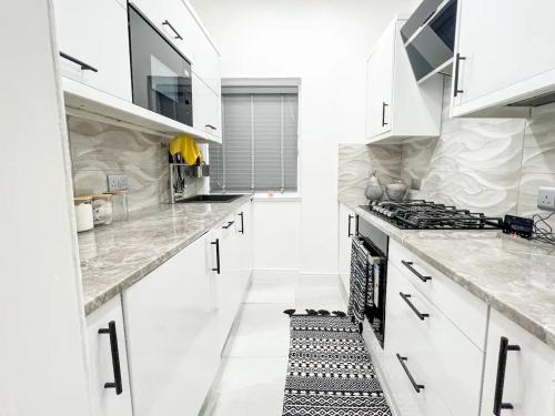 Spectacular Modern Glasgow Home Luxury King Bed, Glasgow (photo 8)