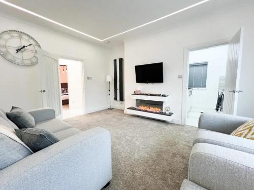 Spectacular Modern Glasgow Home Luxury King Bed, Glasgow (photo 6)