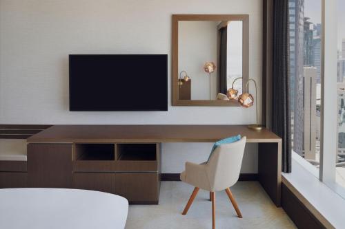 Deluxe Room, 1 King, City View image 5