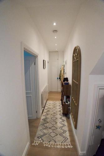 Bright Cozy Garden Retreat w Fast Wifi & 5min to Tube Subway Metro & Close to Park & Street Parking P4P, Londra (foto 10)