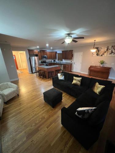 Spacious Gorgeous 3bd home with large deck Close to EVERYTHING in Browns Mill Park