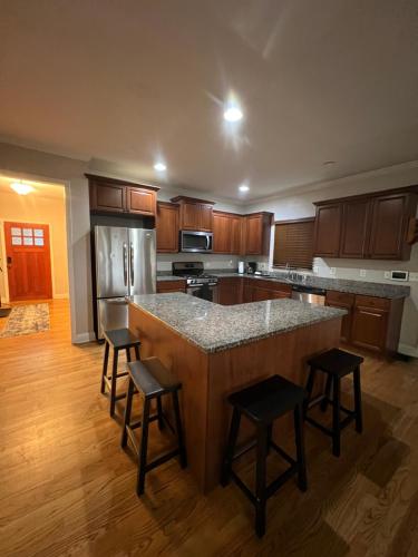 Spacious Gorgeous 3bd home with large deck Close to EVERYTHING in Browns Mill Park