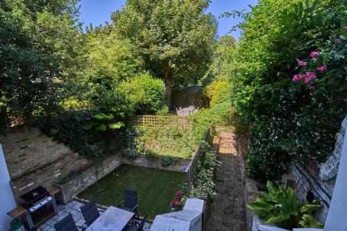 Bright Cozy Garden Retreat w Fast Wifi & 5min to Tube Subway Metro & Close to Park & Street Parking P4P, Londra (foto 9)