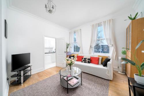 Central, Superb 2 bedroom, Garden views & access, 2 mins to Tube, Londres