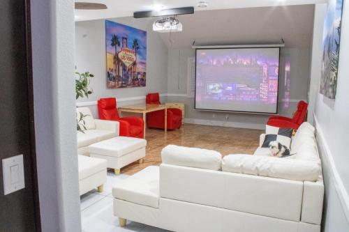 Heated Salt Pool, BBQ, Movie Projector, Stereo, Billiards Table, Arcade Game, Darts - Stone Sanctuary NW at Childrens Memorial Park, Pool Heat Optional, Las Vegas (foto 5)