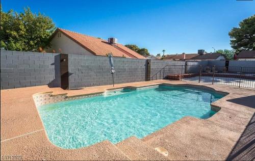 Heated Salt Pool, BBQ, Movie Projector, Stereo, Billiards Table, Arcade Game, Darts - Stone Sanctuary NW at Childrens Memorial Park, Pool Heat Optional, Las Vegas (foto 6)