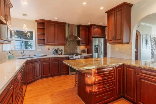 Family-Friendly Bay Views, Game Room, Hot Tub! in Morena