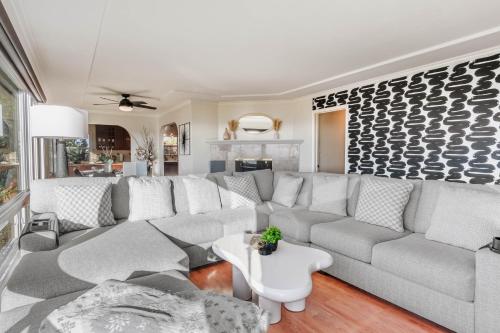 Family-Friendly Bay Views, Game Room, Hot Tub! in Morena