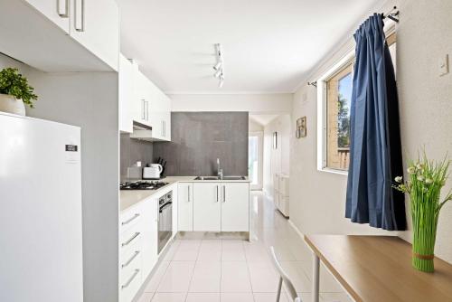 Rustic Queen Room in Glebe - Next to USYD - Shared Bathroom in Glebe