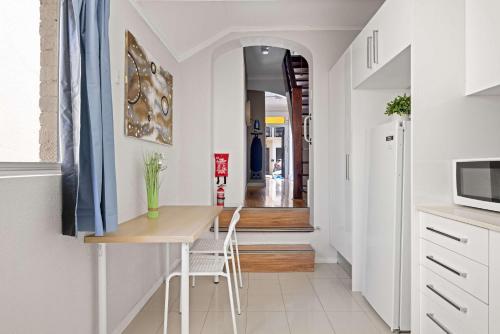 Rustic Queen Room in Glebe - Next to USYD - Shared Bathroom in Glebe